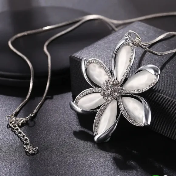 Rhinestone Flower Necklace-(G) SOLD - Picture 5 of 5